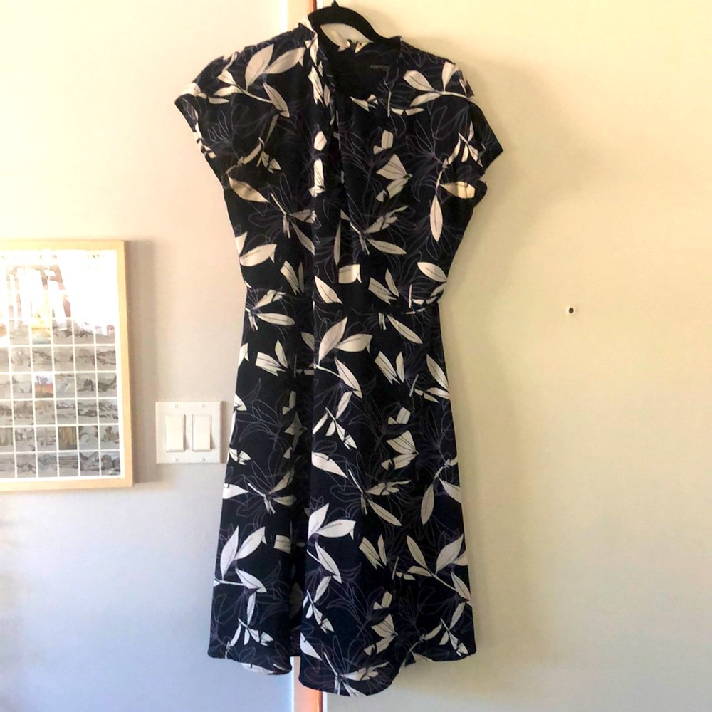 This size 6 Banana Republic navy blue floral dress is in great condition.